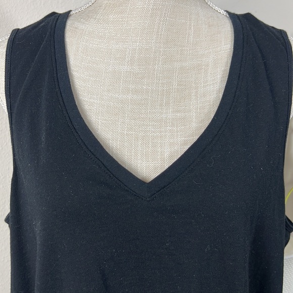 7 Old Navy XL Black or White Sleeveless Tops - Picture 8 of 16